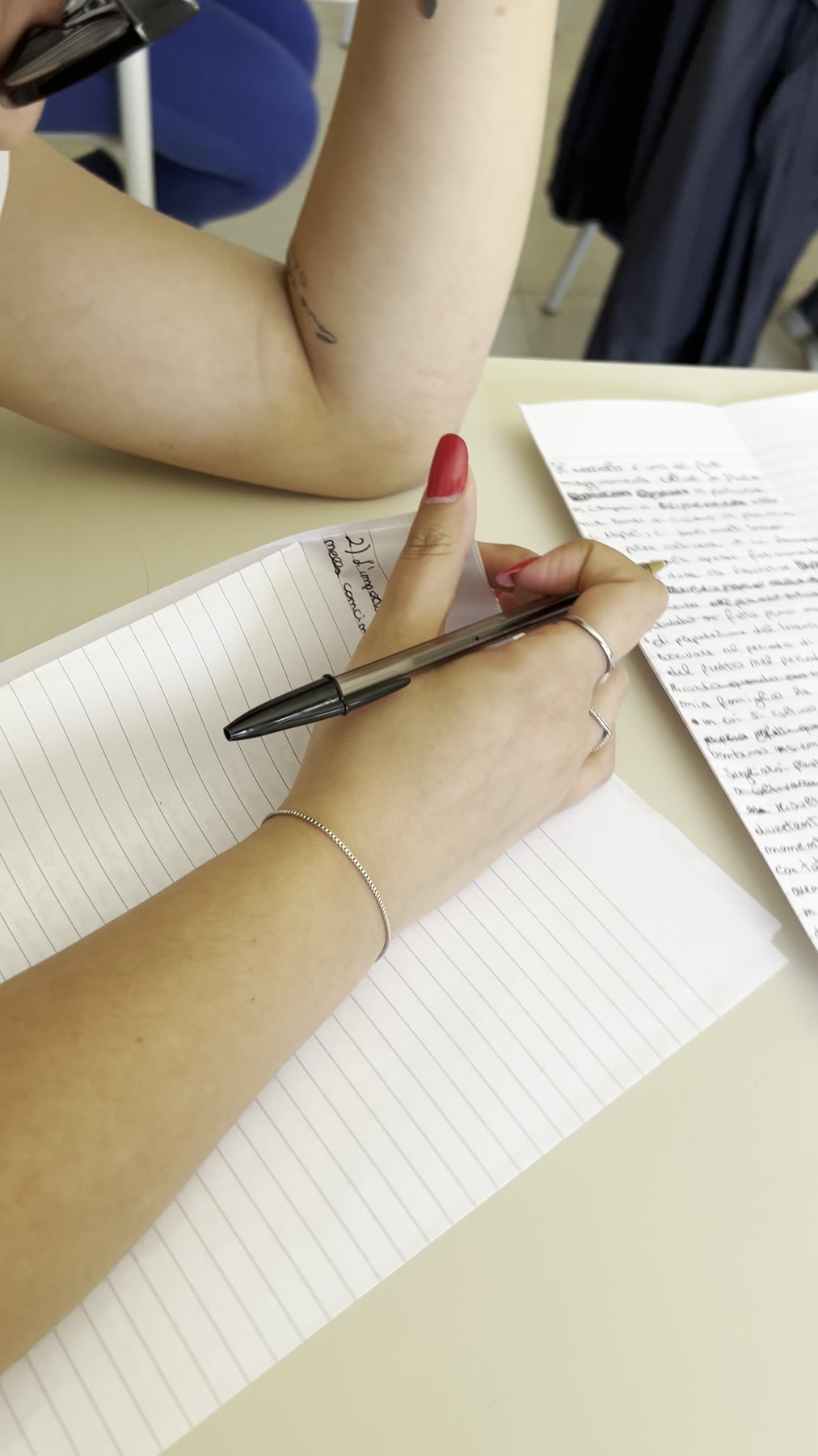 Studentessa che studia